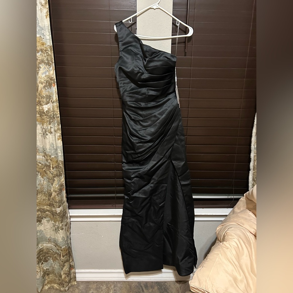 Elegant Black One-Shoulder Evening Dress
